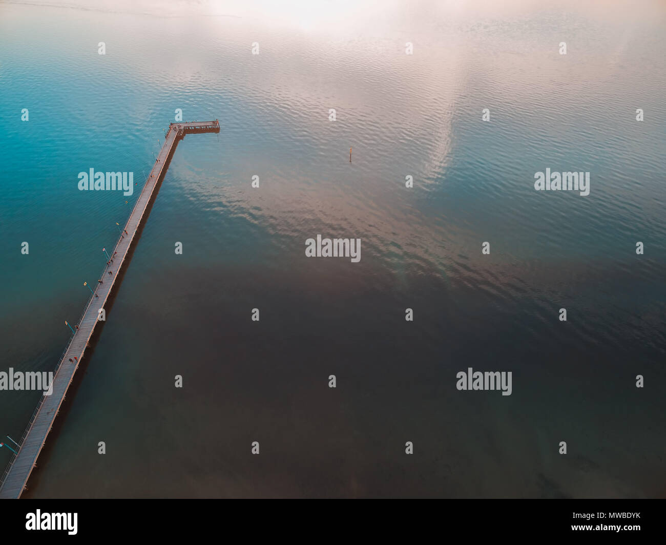 Lungo il molo di legno e mare calmo con il cloud riflessioni - vista aerea Foto Stock