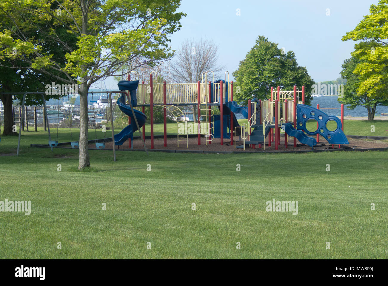 Attrezzature per parchi giochi nel parco Goodrich a Whitehall, Michigan, Stati Uniti d'America Foto Stock