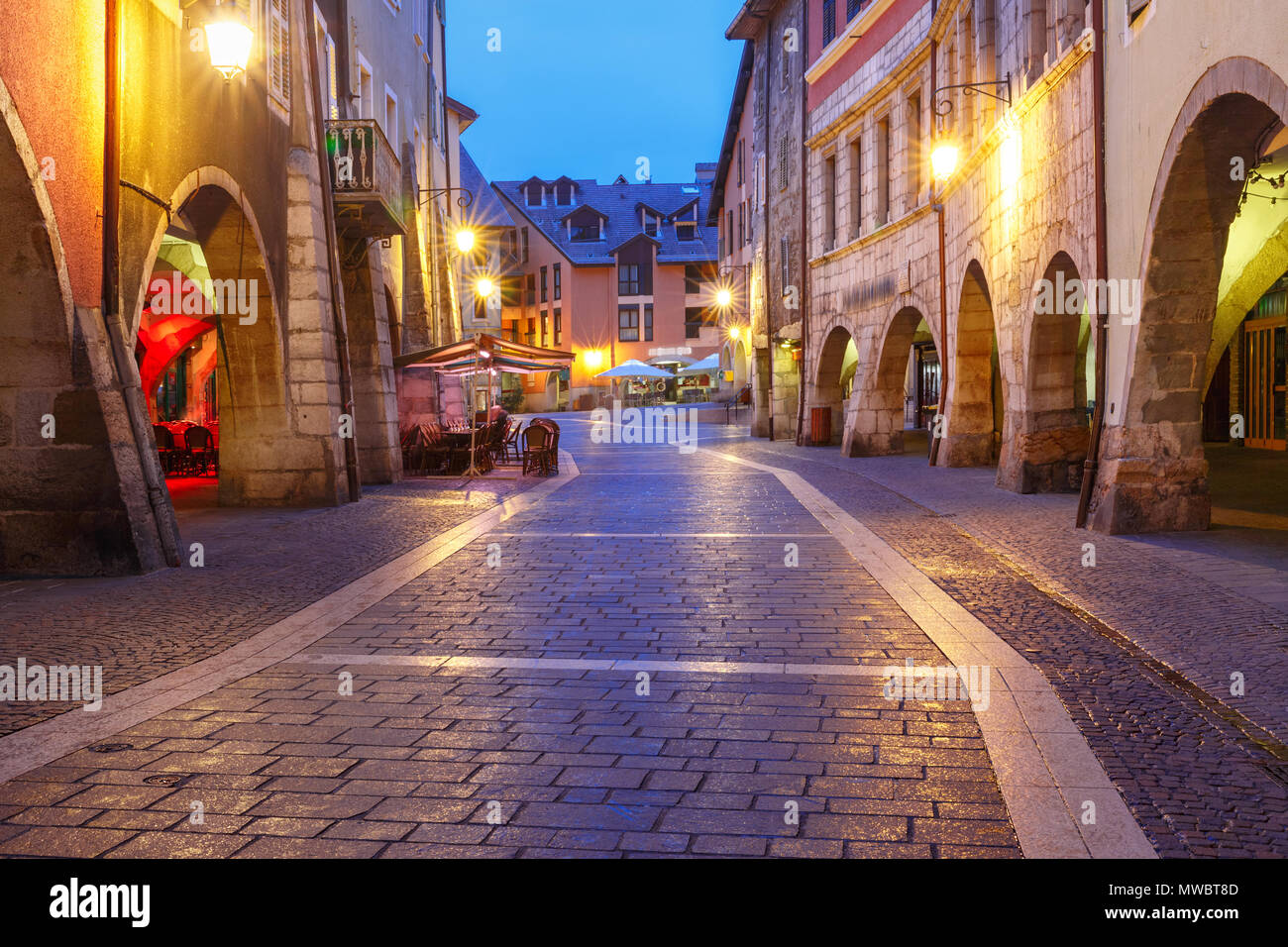 Notte Street nella città vecchia di Annecy, Francia Foto Stock