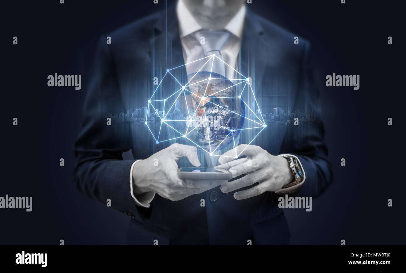 Imprenditore utilizzando mobile smart phone e una rete globale e la connessione dati. Elemento di questa immagine sono arredate dalla NASA Foto Stock