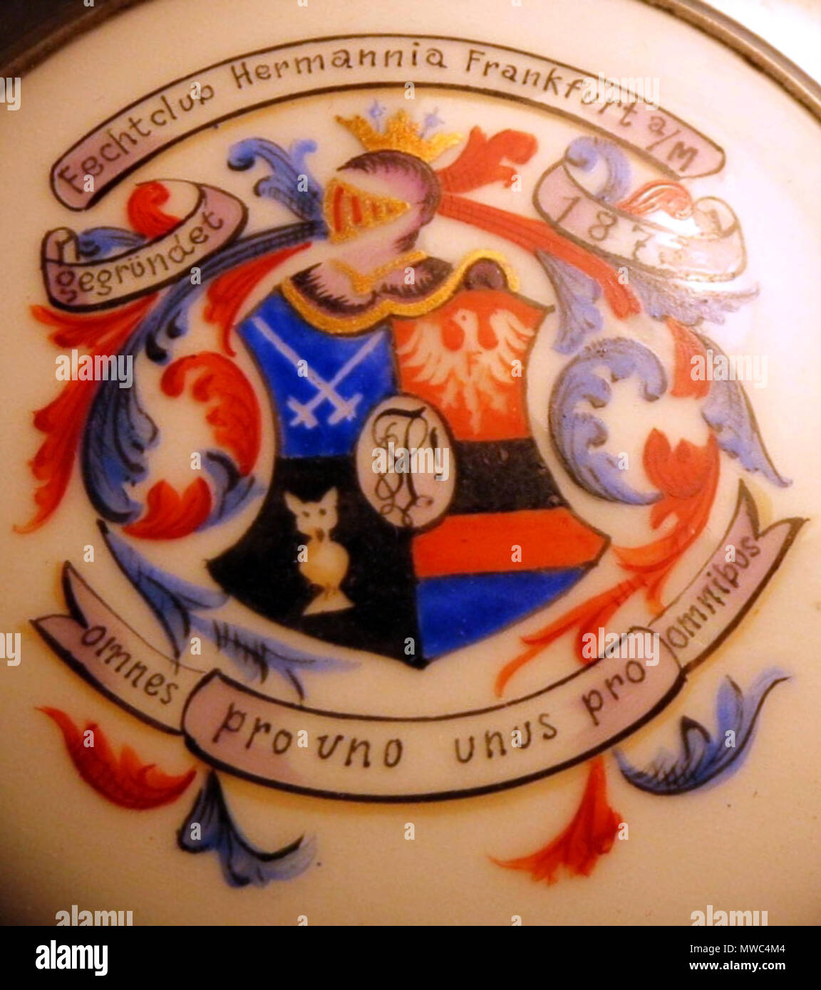 . Deutsch: Wappen des Fechtclubs Hermannia in Frankfurt am Main . 1890 (Datum auf Rückseite). Sconosciuto 203 Fechtclub Hermannia Wappen Foto Stock