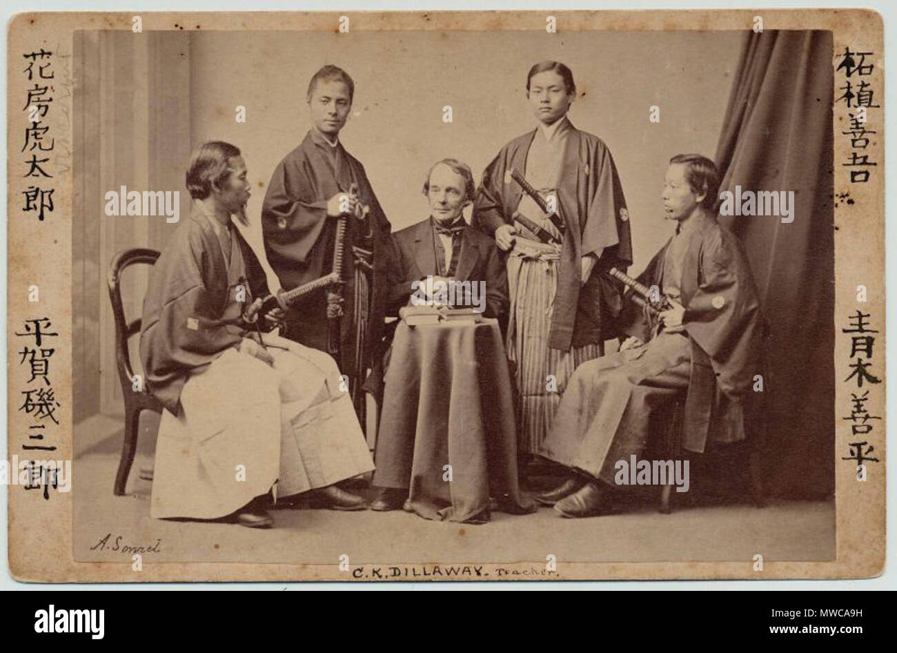 . Ritratto di C. K. Dillaway con Hanabusa Kotaro, Hiraga, Isasaburo, Tsuge Zengo e Aoki Yoshihira. Epoca Meiji. tardo XIX secolo. Fotografia. 10,9 x 16,5 cm (4 5/16 x 6 1/2 in. ). Museo delle Belle Arti di Boston . Xix secolo. Sonrel 163 Dillaway Kotaro Isasaburo Zengo Yoshihira byASonrel MFABoston Foto Stock