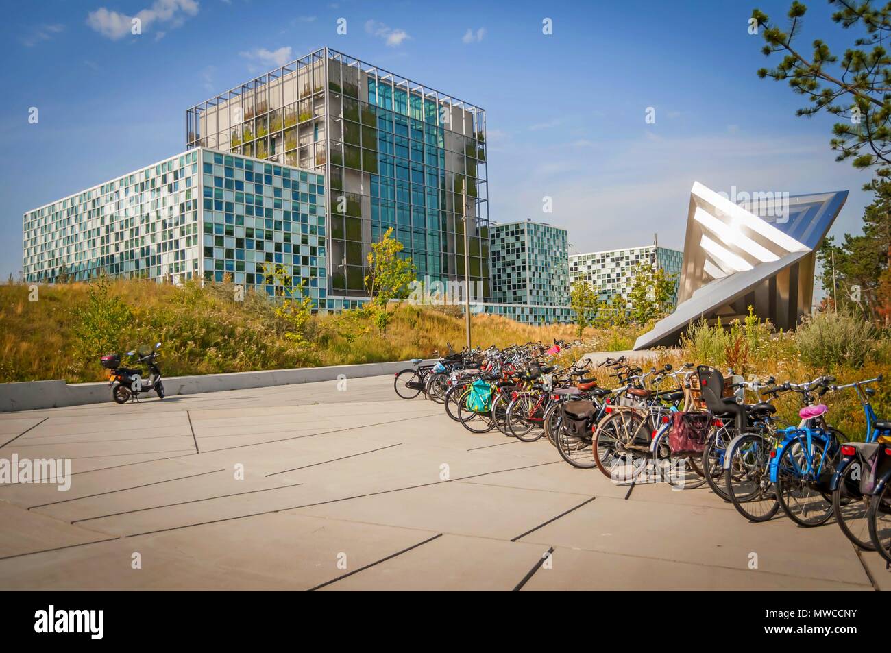 L'Aia, Olanda. Luglio 19, 2017. Le biciclette parcheggiate da parte della Corte Penale Internazionale (CPI) in Aia, Paesi Bassi. Foto Stock