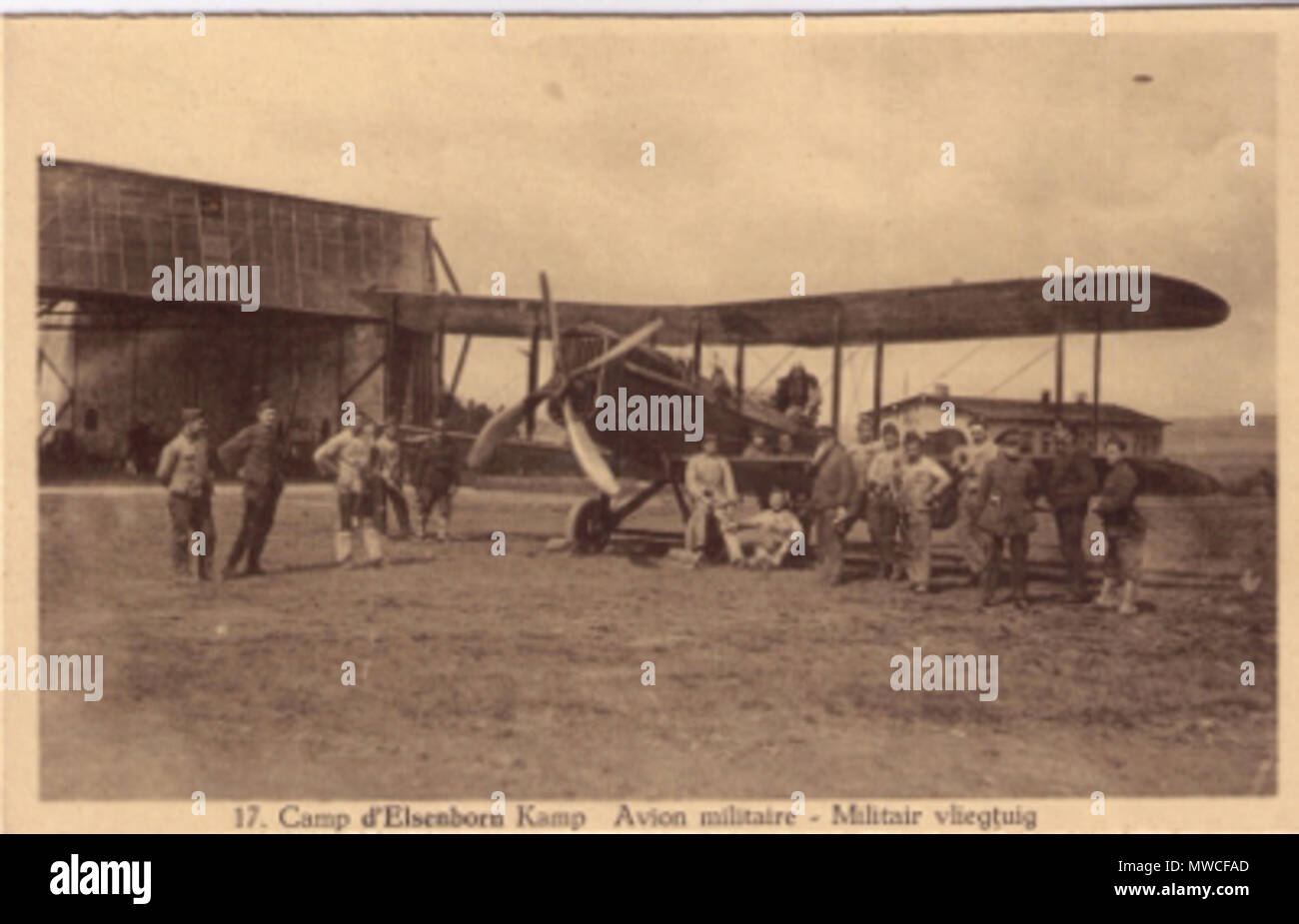 . Inglese: base militare a Elsenborn (Belgio) dopo la Prima Guerra Mondiale. Il velivolo è probabilmente un Airco DH.4. Nederlands: Militaire base in Elsenborn kort na de Eerste Wereldoorlog. Het vliegtuig is meer dan waarschijnlijk een airco DH.4 van het Militair Vliegwezen. . Annuncio Meskens 184 Elsenborn DH4 Foto Stock