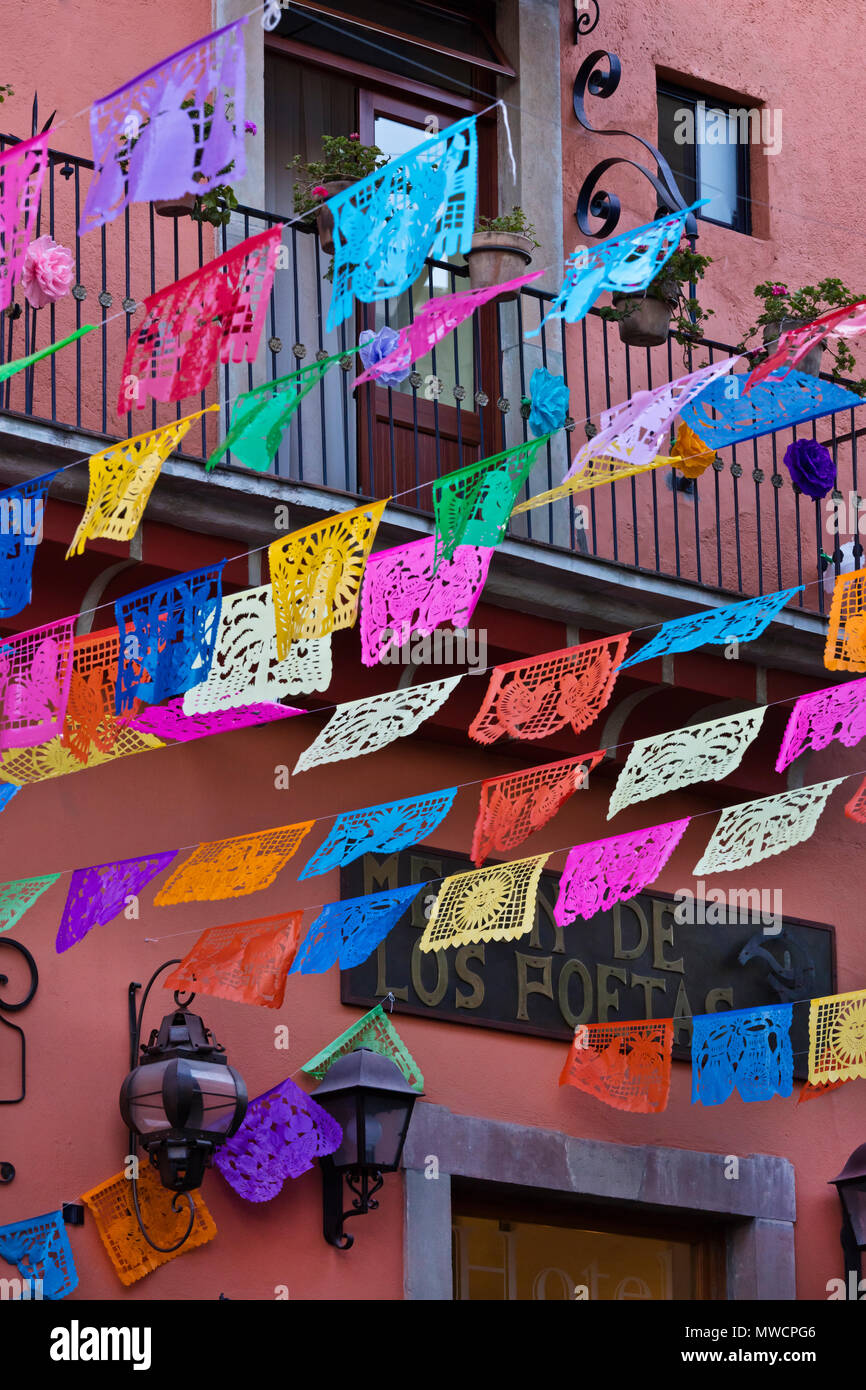 Carta bandiere di esclusione di decorare le strade durante la settimana di Pasqua - Guanajuato, Messico Foto Stock