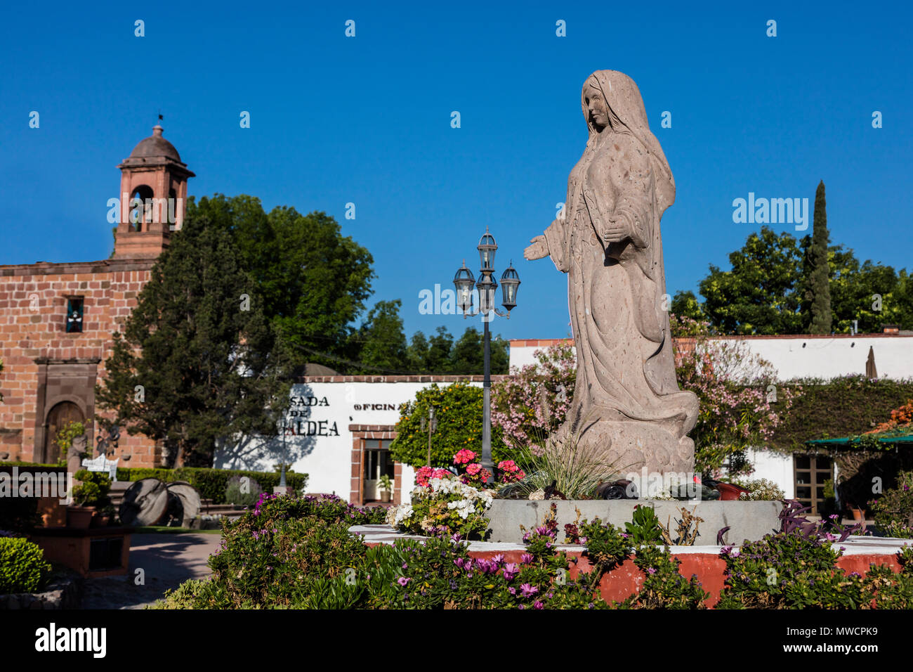 Una scultura in pietra della Vergine Maria Grazia i motivi dell' HOTEL POSADA DE LA ALDEA - San Miguel De Allende, Messico Foto Stock