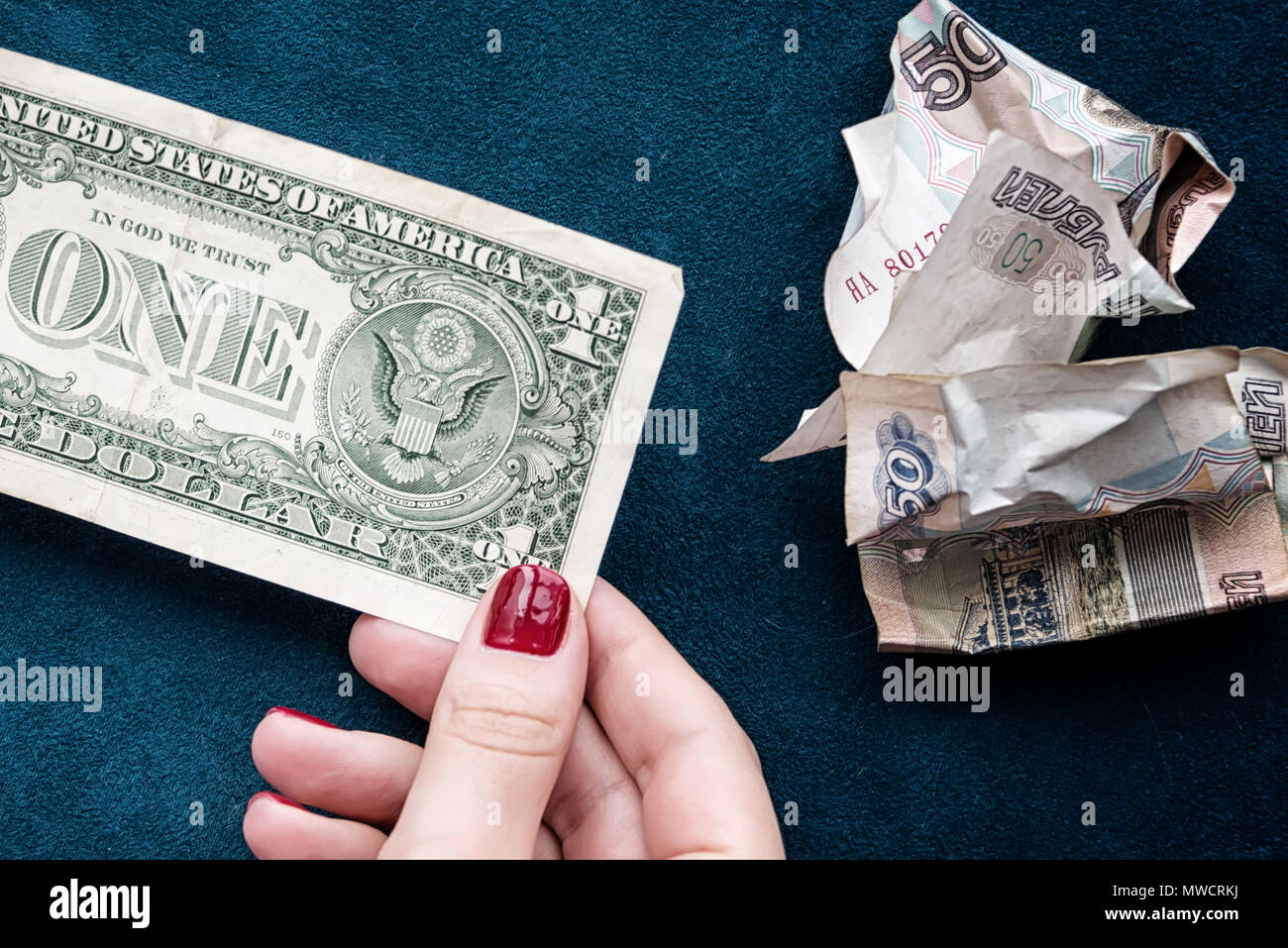 Tenere in mano il dollaro e il russo rubli close-up Foto Stock