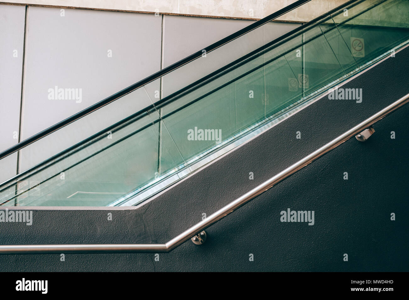 Frammento di escalator e corrimano - architecturall geometrico particolare Foto Stock