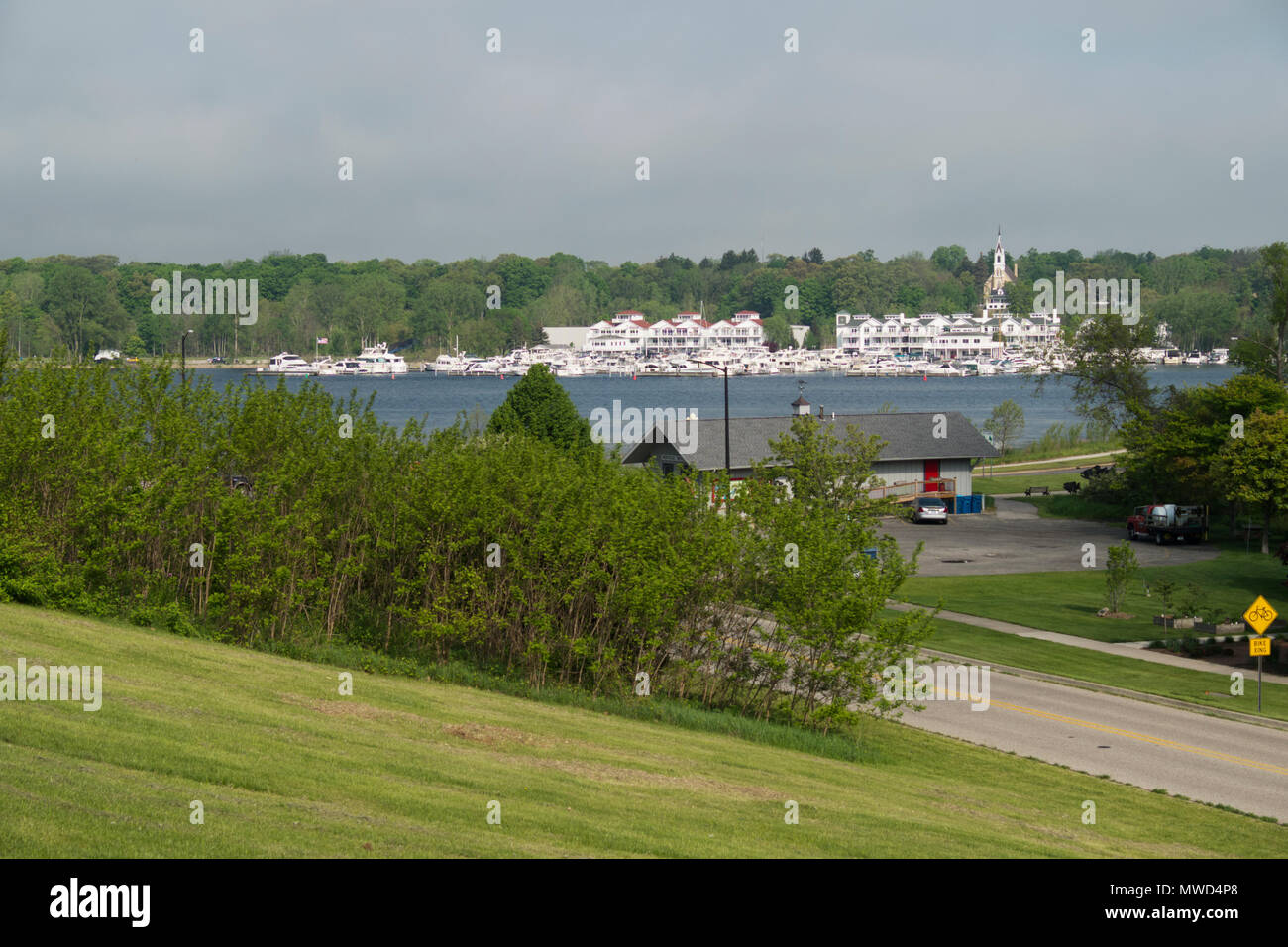 Ellenwood Marina e il Weathervane Hotel sulla riva opposta del lago bianco vicino alla confluenza del Fiume Bianco a Montague, Michigan. Il lago bianco Foto Stock