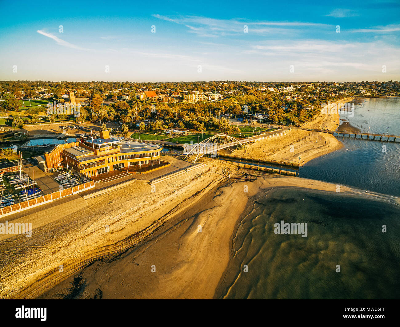 Vista aerea di Frankston yacht club e passerella al tramonto. Melbourne, Australia Foto Stock