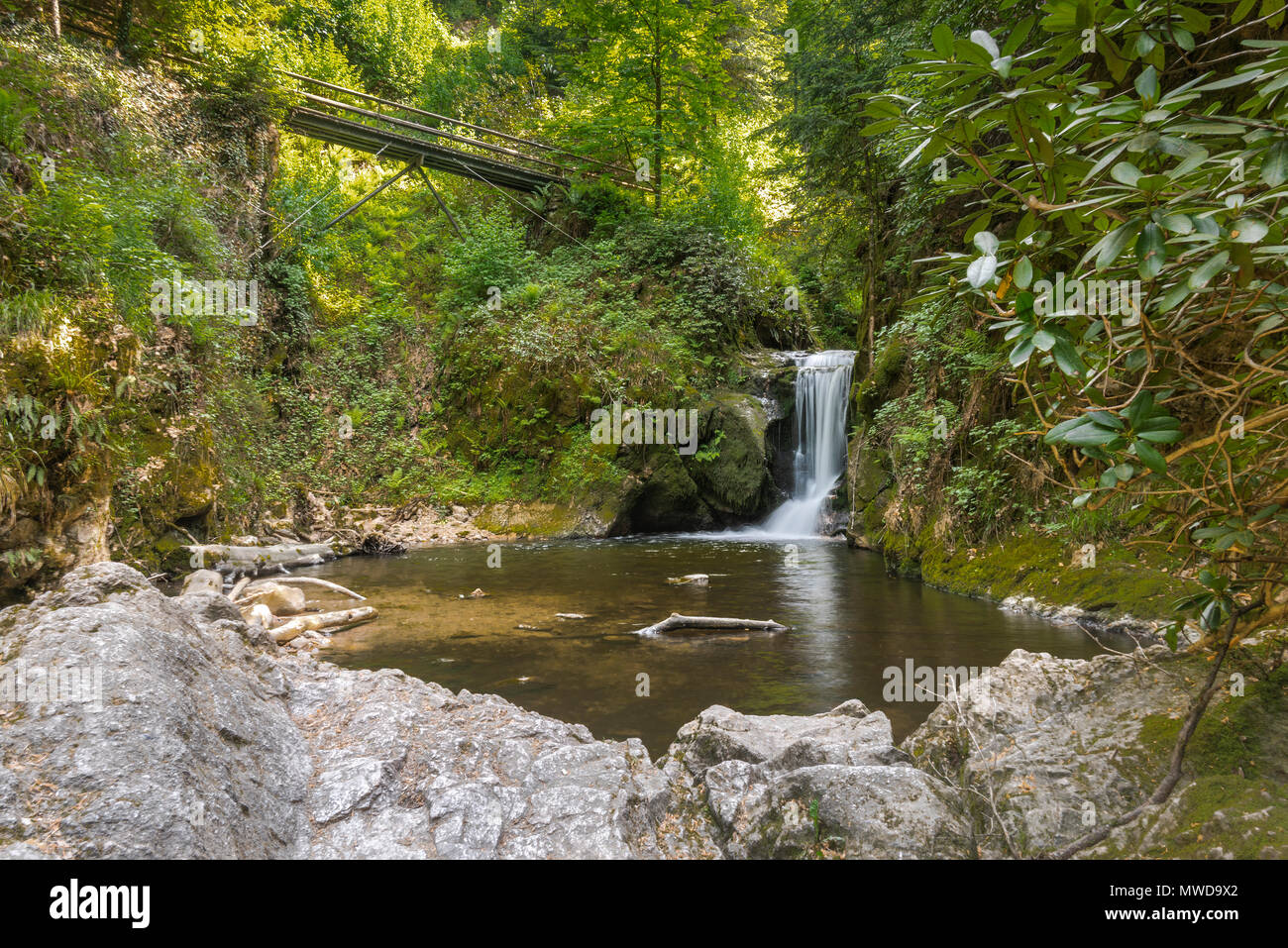 Cascata Geroldsau, nella valle di Baden Baden, Germania, destinazione viaggio sulle colline ai piedi della Foresta Nera Foto Stock