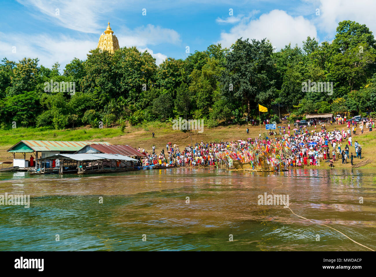 Kanchanaburi, Tailandia - 17 Settembre 2016: buddista Mon persone festeggia il mese del festival di merito da marciare per portare in barca il culto del cibo e t Foto Stock