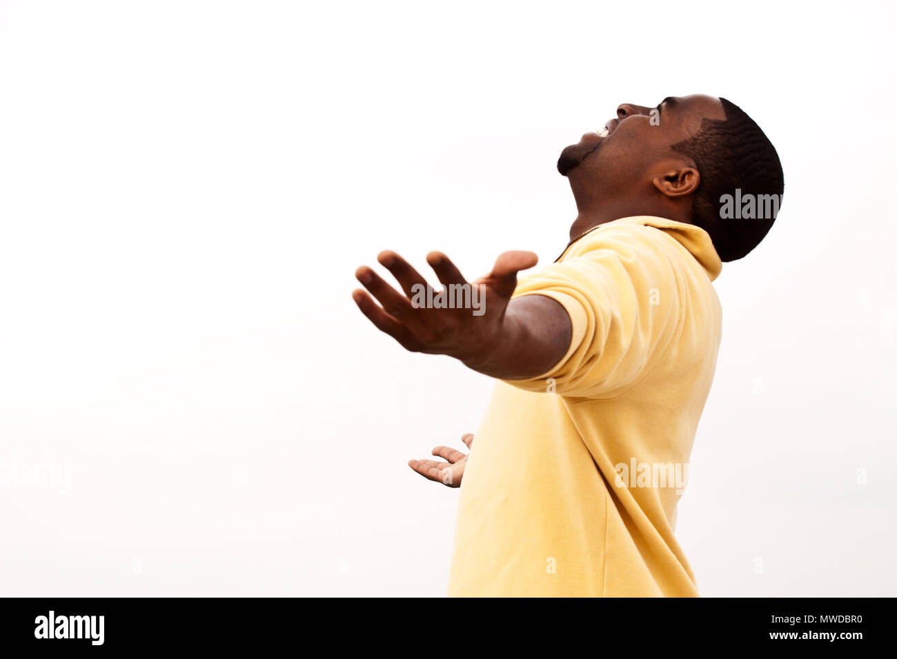 African American uomo con le braccia aperte. Foto Stock
