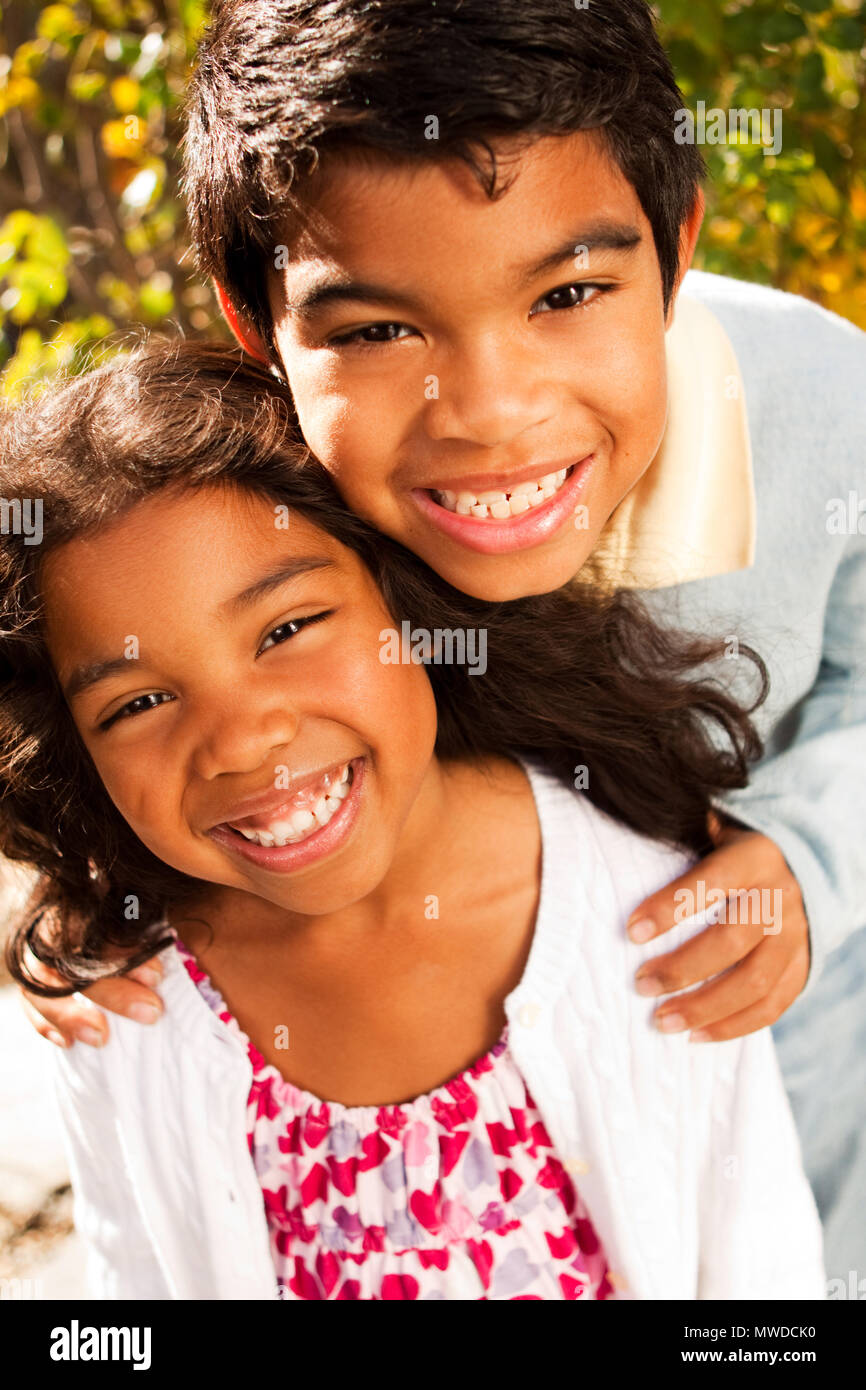 Fratello e Sorella di sorridere e ridere. Foto Stock