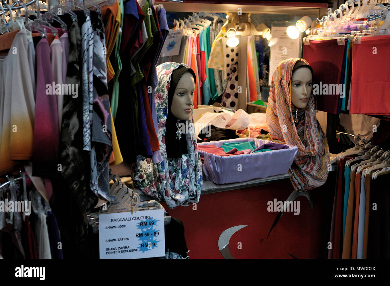 Manichini con veli islamica in un negozio di Kuala Lumpur in Malesia Foto Stock