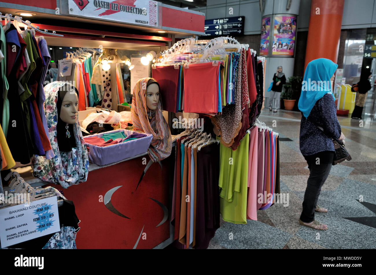 Piccolo negozio di hijabs (veli islamici) di Kuala Lumpur in Malesia Foto Stock