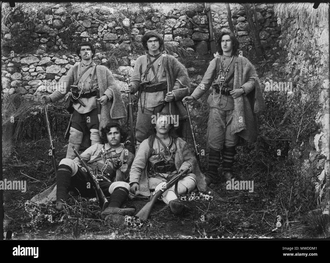 . Български: Четата на войводата Митре Пировски от Косинец, Костурско. Inglese: Bulgaro IMARO band nella regione di Kastoria. Data sconosciuta. Leonidas Papazoglou (1872 - 1918) 294 IMARO-band-Kastoria-Papazoglou-2 Foto Stock