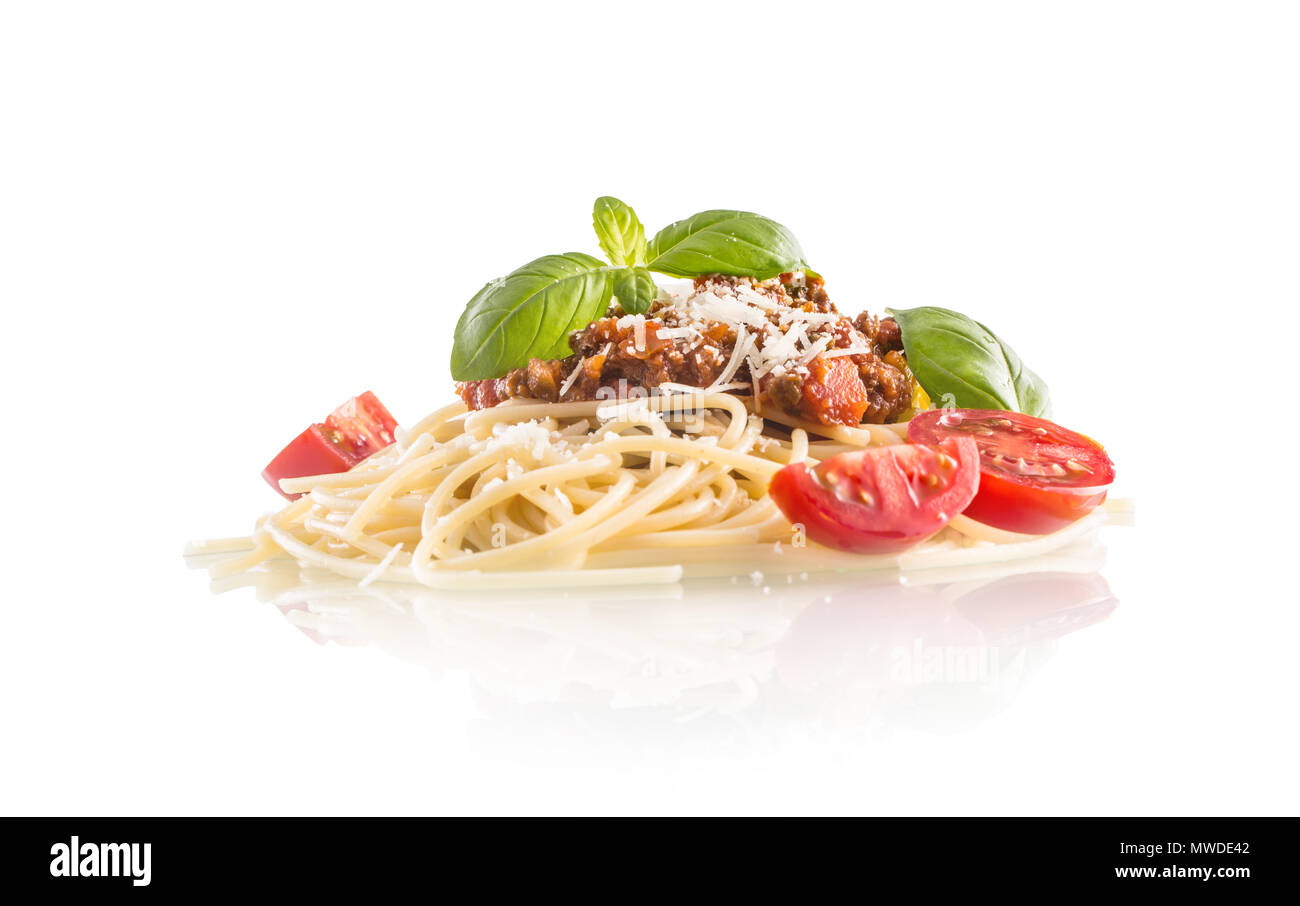 Spaghetti alla bolognese pomodori basilico e parmigiano isolato su bianco. Foto Stock