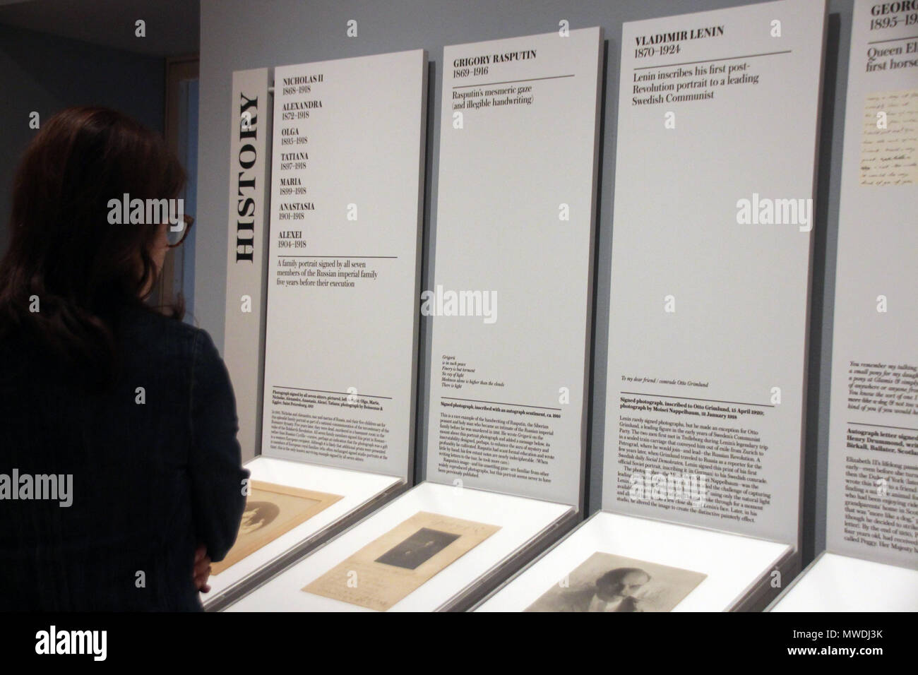 Il 31 maggio 2018, Germania, New York: un visitatore alla mostra "La magia della scrittura: Il Pedro Corrêa do Lago Raccolta" presso la Morgan Library. Gli esempi di handwritings di circa 140 personaggi famosi nella storia sono per essere visto fino al 16 settembre nella libreria con annette museo nel bel mezzo di Manhattan. Foto: Christina Horsten/dpa Foto Stock