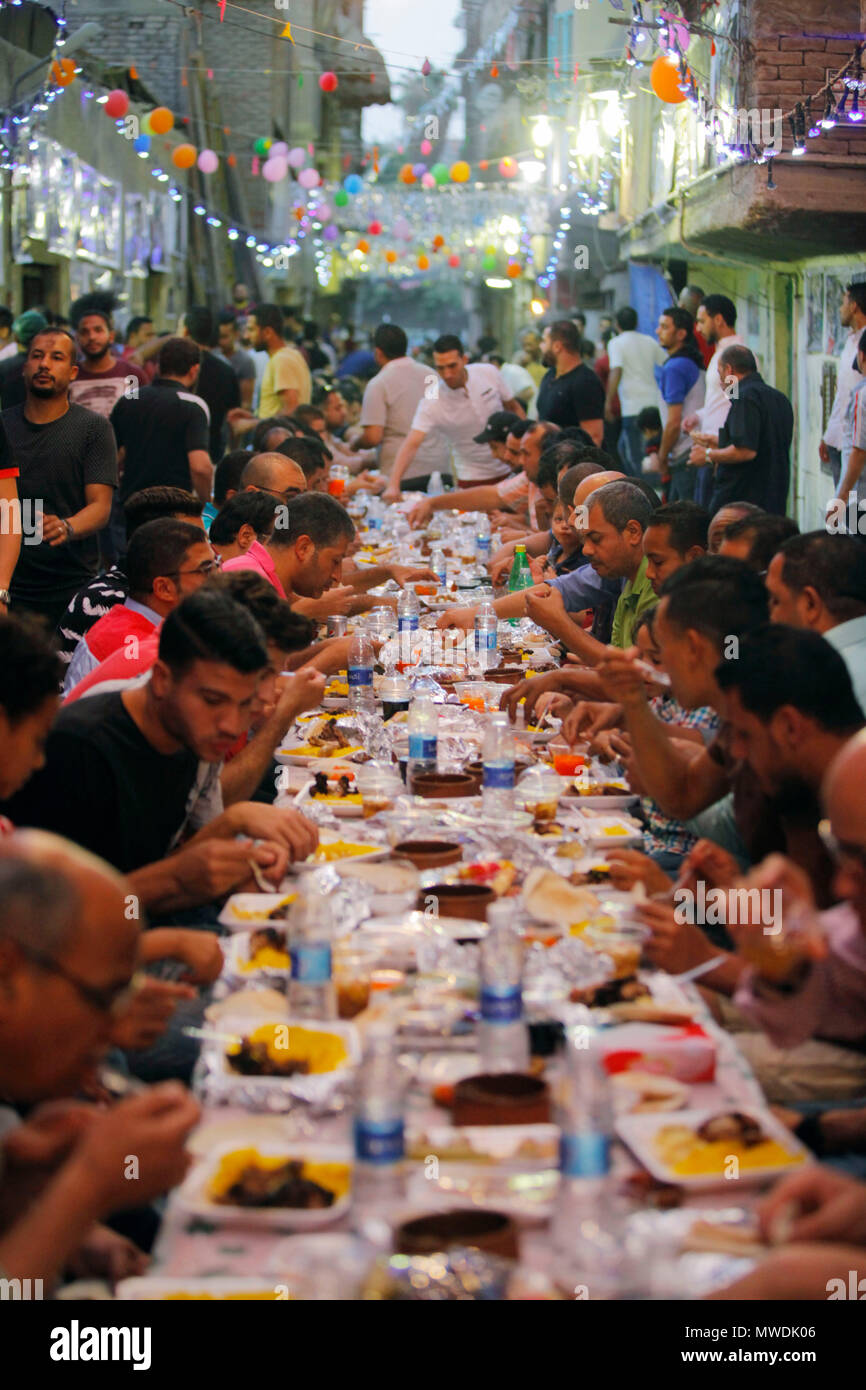 Il Cairo, Egitto. 31 Maggio, 2018. Persone piace l'Iftar pasto durante il mese sacro del Ramadan al Cairo, Egitto, 31 maggio 2018. Oltre 1.000 vicini al Cairo del distretto Matariya riuniti per avere un Ramadan iftar insieme. Credito: Ahmed Gomaa/Xinhua/Alamy Live News Foto Stock