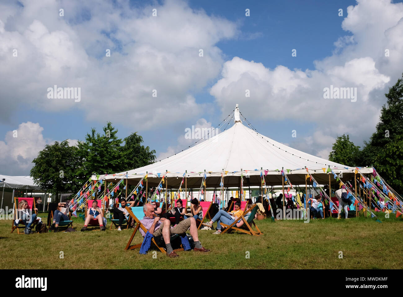 Festival di fieno, Hay on Wye, Regno Unito - Venerdì 1 Giugno 2018 - Il sole splende sul Festival di fieno prati questa mattina il primo giorno di estate meteorologica - Photo Steven Maggio / Alamy Live News Foto Stock