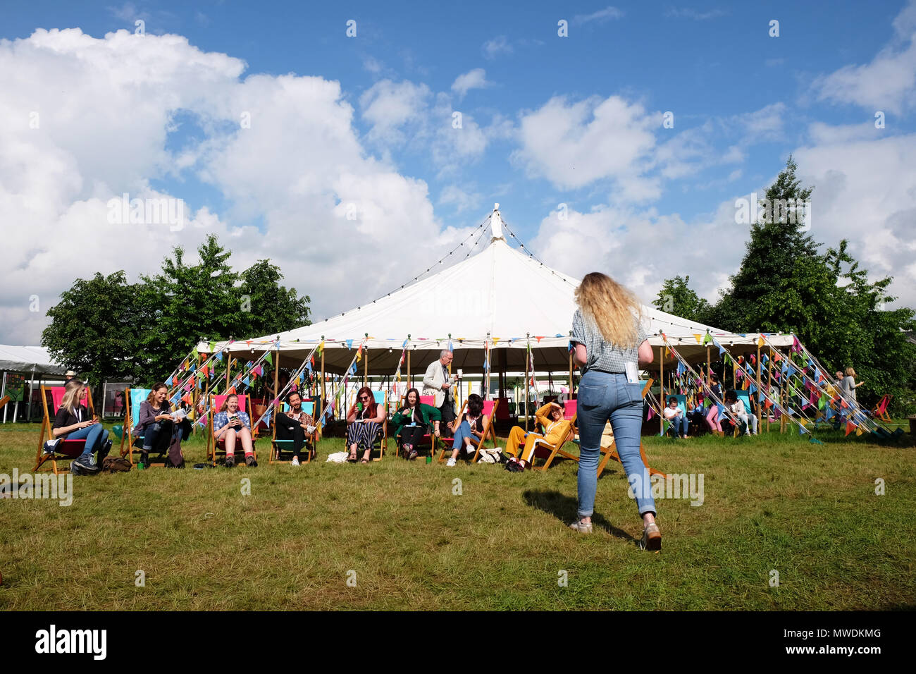 Festival di fieno, Hay on Wye, Regno Unito - Venerdì 1 Giugno 2018 - Il sole splende sul Festival di fieno prati questa mattina il primo giorno di estate meteorologica - Photo Steven Maggio / Alamy Live News Foto Stock