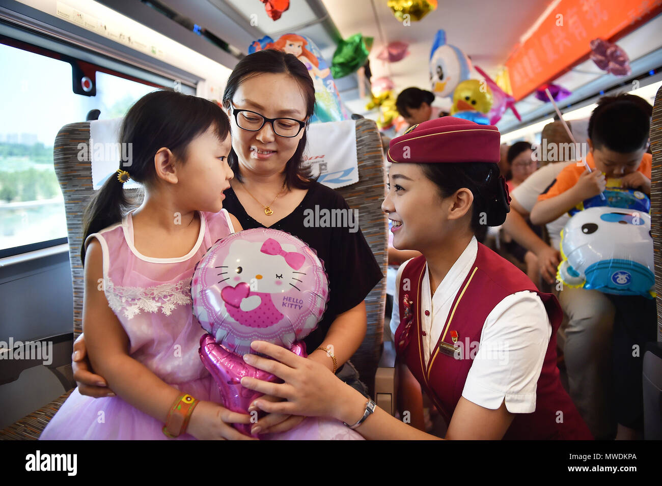 Tianjin. Il 1 giugno, 2018. Un conduttore di treno invia un palloncino per una ragazza su un treno che corre lungo Beijing-Tianjin ferroviaria intercity in Cina, Giugno 1, 2018. Le varie attività sono stati tenuti in tutta la Cina per celebrare il celebra la Giornata Internazionale dell'infanzia. Credito: Yang Baosen/Xinhua/Alamy Live News Foto Stock