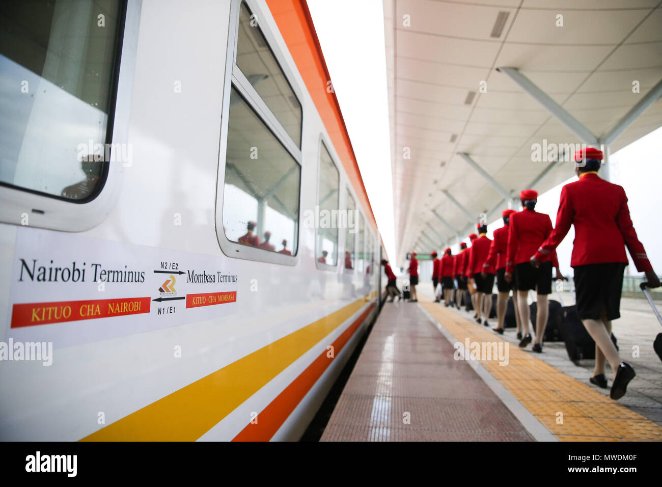 Pechino, Kenya. Il 1 giugno, 2017. Equipaggio andare a bordo di un treno a Mombasa capolinea della Mombasa-Nairobi Ferrovia, in Kenya, il 1 giugno 2017. Credito: Pan Siwei/Xinhua/Alamy Live News Foto Stock