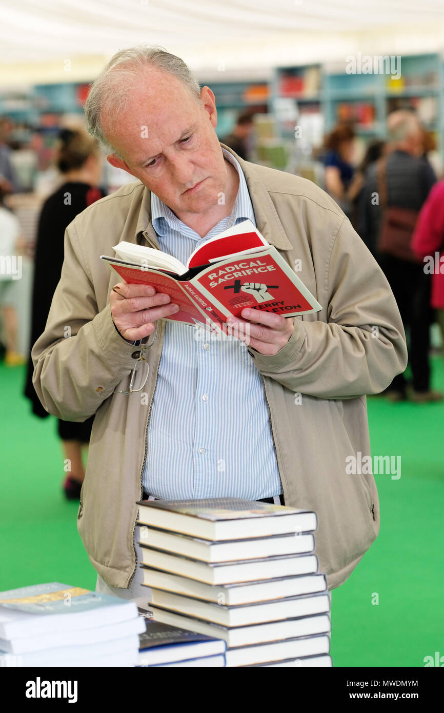 Hay Festival, Hay on Wye, UK - Giugno 2018 - UN visitatore del Hay Festival libreria esplora una copia di Radical Sacrifice di Terry Eagleton - Photo Steven May / Alamy Live News Foto Stock