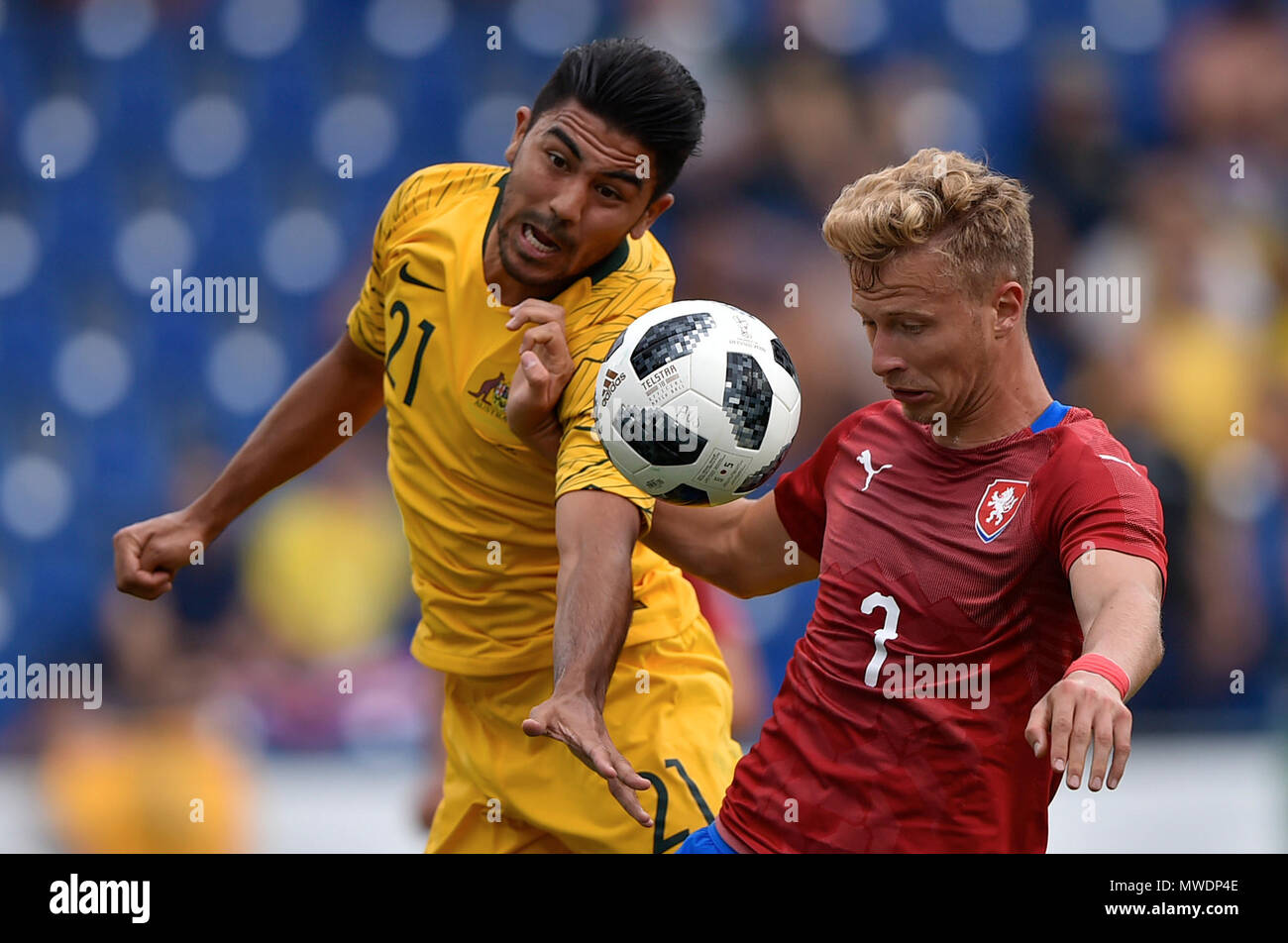 San Polten, Austria. Dal 01 Giugno, 2018. Da sinistra MASSIMO LUONGO (AUS) e ANTONIN BARAK (CZE) in azione durante la partita amichevole Repubblica Ceca vs. Australia in San Polten, Austria, Giugno 1, 2018. Credito: Lubos Pavlicek/CTK foto/Alamy Live News Foto Stock