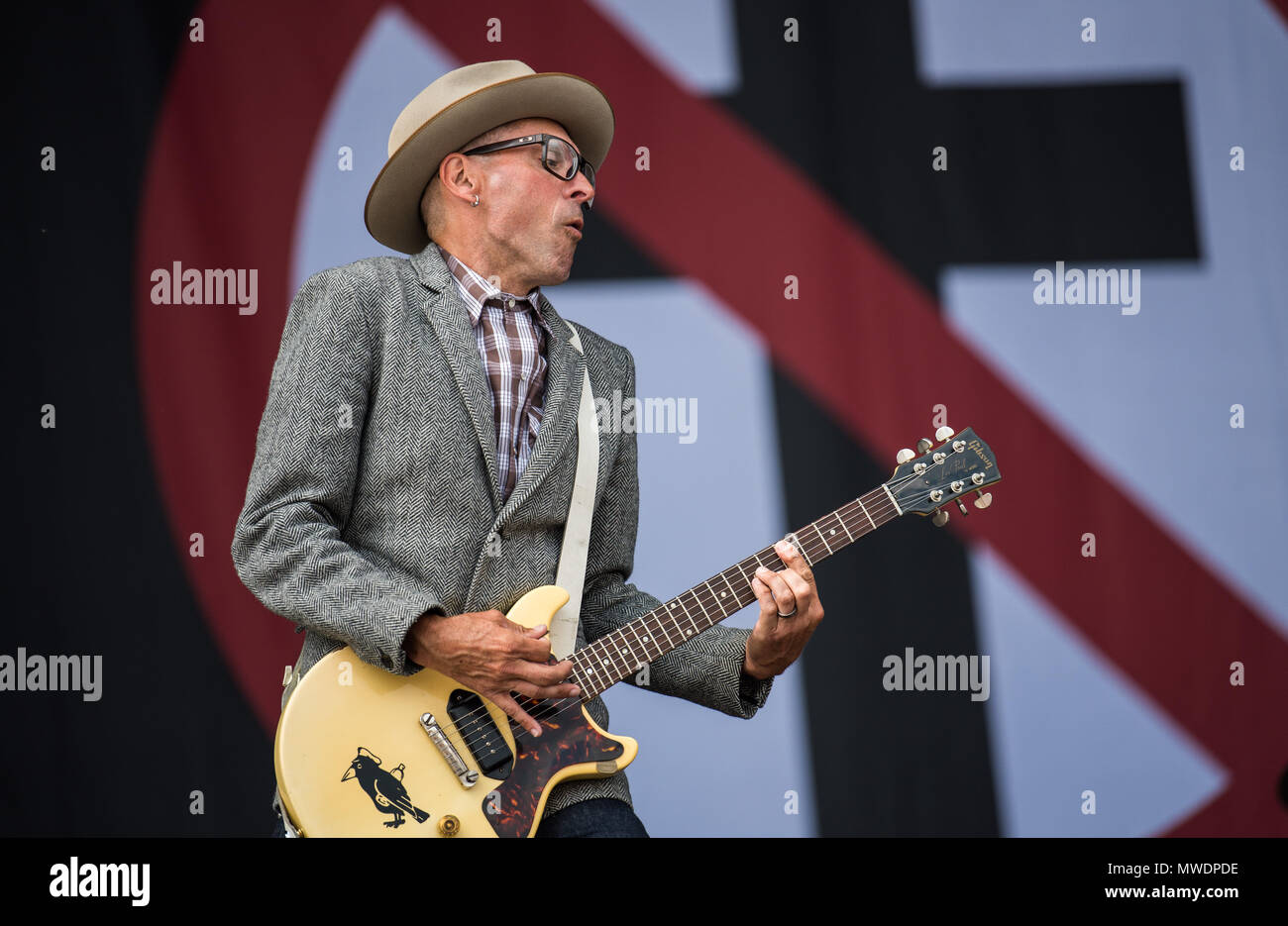 01 giugno 2018, Germania, Norimberga: Guitarrist Mike Dimkich del punk rock band "Bad Religion' esegue presso il festival di musica 'Rock im Park", che durerà fino al 03 giugno 2018. Foto: Nicolas Armer/dpa Foto Stock