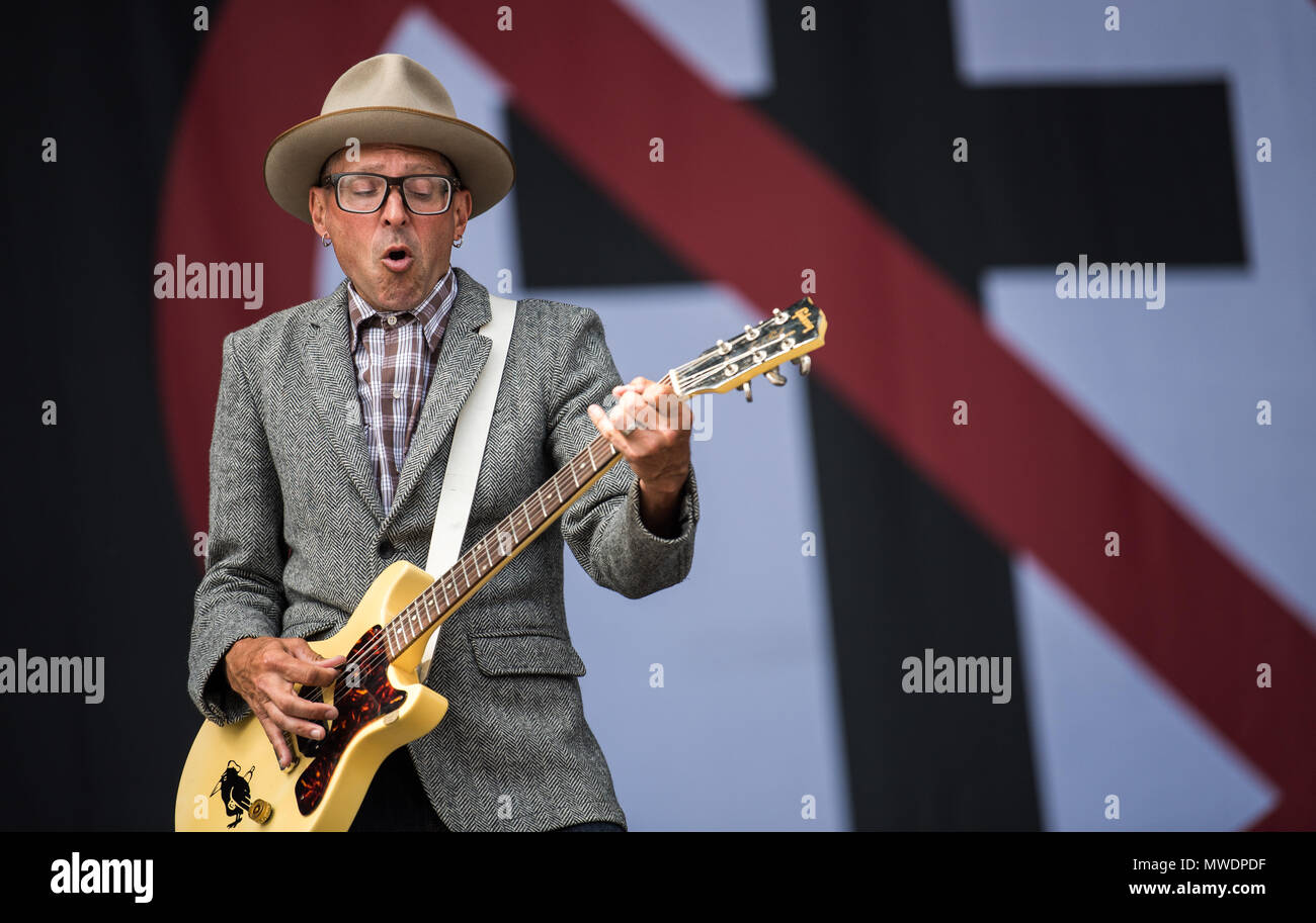 01 giugno 2018, Germania, Norimberga: Guitarrist Mike Dimkich del punk rock band "Bad Religion' esegue presso il festival di musica 'Rock im Park", che durerà fino al 03 giugno 2018. Foto: Nicolas Armer/dpa Foto Stock