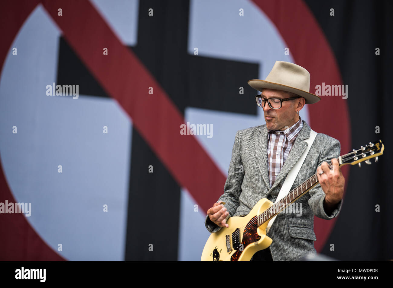 01 giugno 2018, Germania, Norimberga: Guitarrist Mike Dimkich del punk rock band "Bad Religion' esegue presso il festival di musica 'Rock im Park", che durerà fino al 03 giugno 2018. Foto: Nicolas Armer/dpa Foto Stock