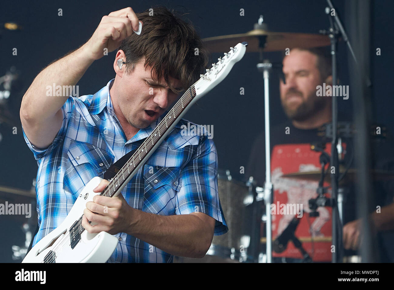 01 giugno 2018, Germania, Nuerburg: Frontman Jim Adkins (l) e il batterista Zach Lind della American band alternative rock 'Jimmy Eat World' eseguire sul palco principale del festival musicale 'Rock Am Ring', che presenta 80 bande su 3 diverse fasi. Foto: Thomas Frey/dpa Foto Stock