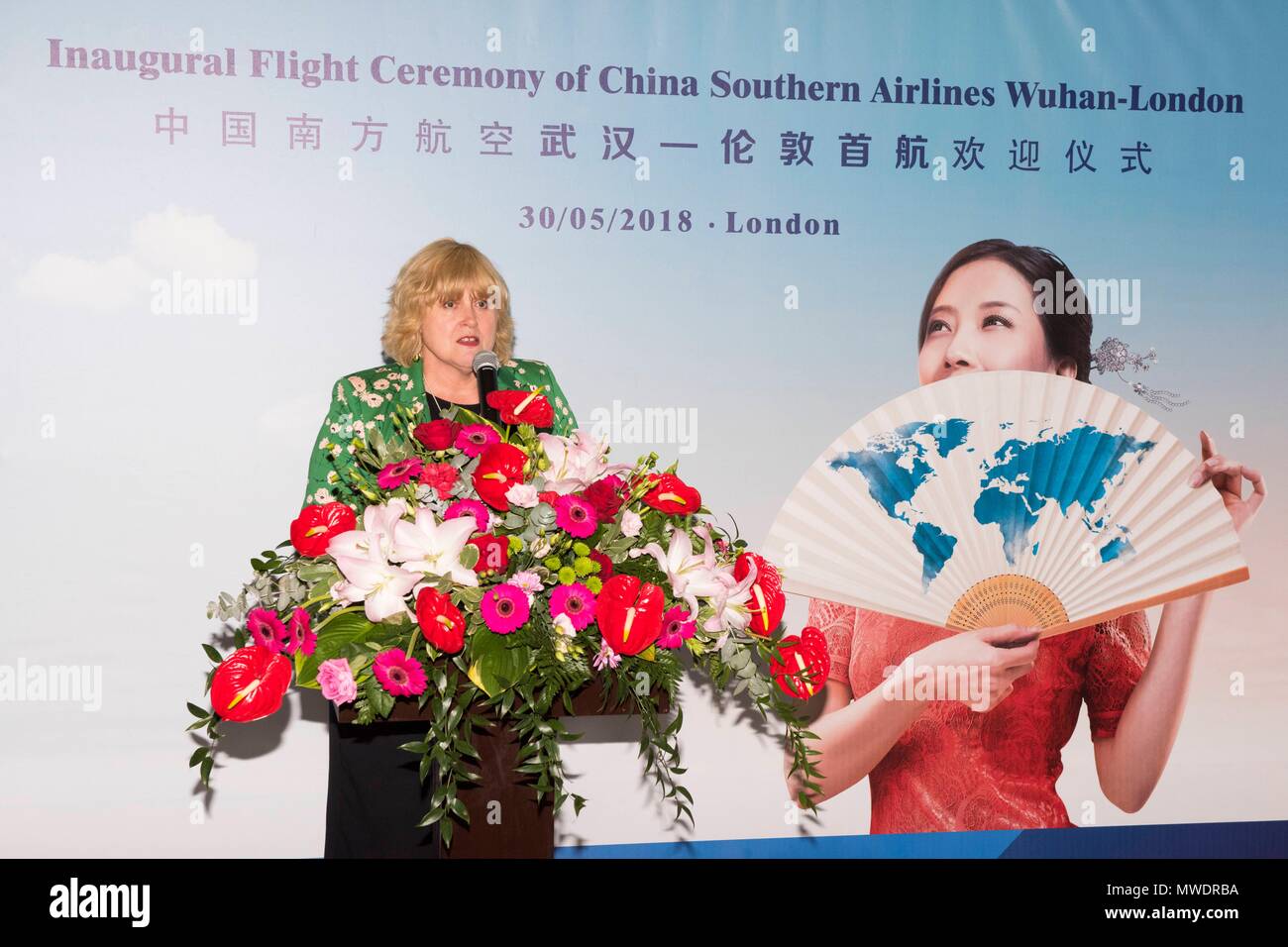 Alyson Playford, capo della compagnia aerea e la rete Developmment Heathrow Airport, al volo inaugurale Cerimonia di China Southern Airlines Wuhan - Londra. Londra, Regno Unito. 30/05/2018 | Utilizzo di tutto il mondo Foto Stock