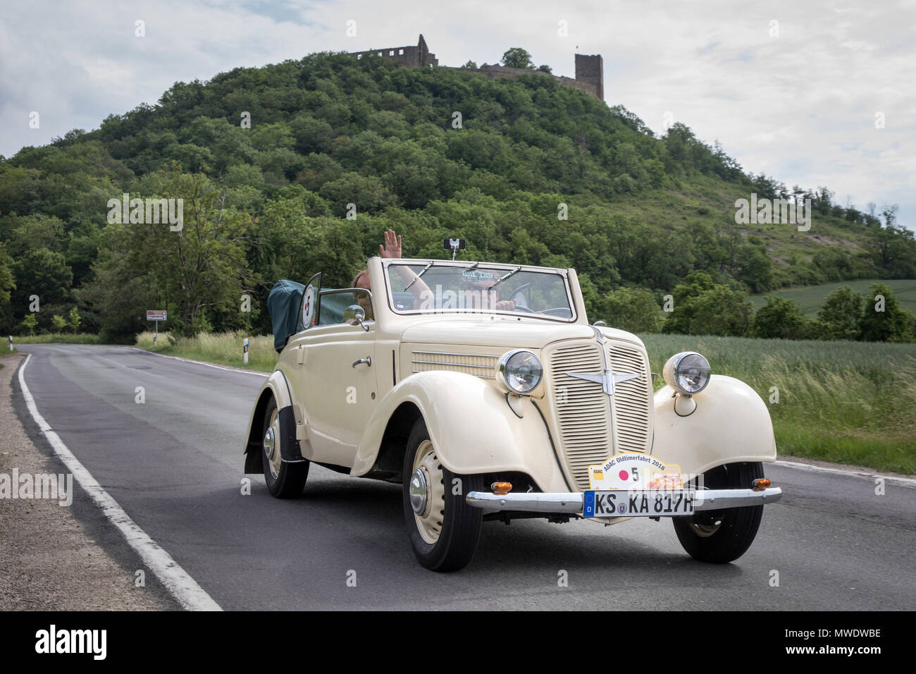 01 giugno 2018, Germania, Muehlberg: un auto classica del modello Triumph  Adler (1937) partecipa al classico Tour auto Hesse-Thuringia, guida passato  Gleichen castello su una strada di campagna. Foto: Arifoto ug/Michael  Reichel/dpa