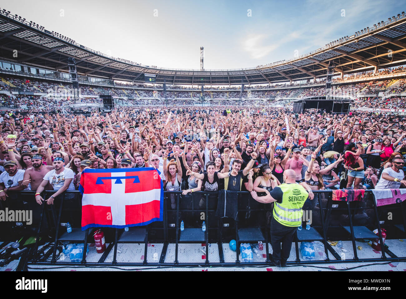L'Italia, 1 Giugno 2018: Il rocker italiano Vasco Rossi, meglio noto come Vasco o Blasco, esecuzione dal vivo sul palco per la sua prima "Vasco Non Stop " live tour italiano 2018 con la sua nuova band. Foto: Alessandro Bosio/Alamy Live News Foto Stock