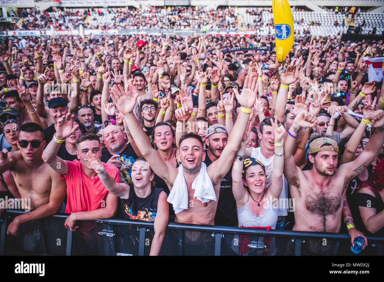 L'Italia, 1 Giugno 2018: Il rocker italiano Vasco Rossi, meglio noto come Vasco o Blasco, esecuzione dal vivo sul palco per la sua prima "Vasco Non Stop " live tour italiano 2018 con la sua nuova band. Foto: Alessandro Bosio/Alamy Live News Foto Stock