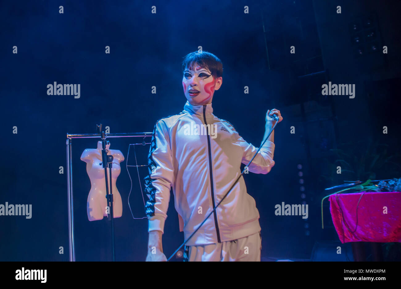 Lo spagnolo nuova musica relevation Chenta Tsai aka. "Puto Chino Maricón" eseguita in apertura di questa edizione del festival "Princesas y Darthvaders" (Princeses e Darthvaders) a La Casa Encendida di Madrid, che celebra la cultura queer e diritti LGTB. Credito: Lora Grigorova/Alamy Live News Foto Stock