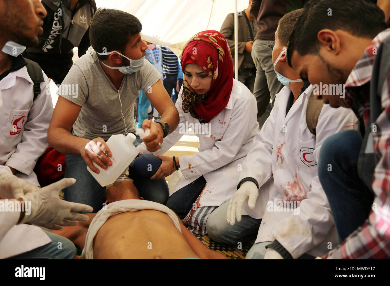 Khan Younis, Striscia di Gaza, Territori palestinesi. 1 apr, 2018. (File) Questo file foto scattata il 1 aprile 2018. mostra un medico palestinese Razan al-Najjar aiuta un palestinese ferito uomo ad un medico di emergenza tenda, che è stato ucciso durante una manifestazione di protesta al confine Israel-Gaza, in Khan Younis nel sud della striscia di Gaza, il 1 giugno 2018 Credit: Ashraf Amra/immagini APA/ZUMA filo/Alamy Live News Foto Stock