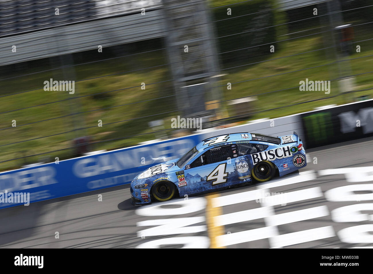 Lunga vasca, Pennsylvania, USA. Il 1 giugno, 2018. Kevin Harvick (4) porta la sua auto giù il frontstretch durante le qualifiche per la Pocono 400 in Pocono Raceway in lunga vasca, Pennsylvania. Credito: Chris Owens Asp Inc/ASP/ZUMA filo/Alamy Live News Foto Stock