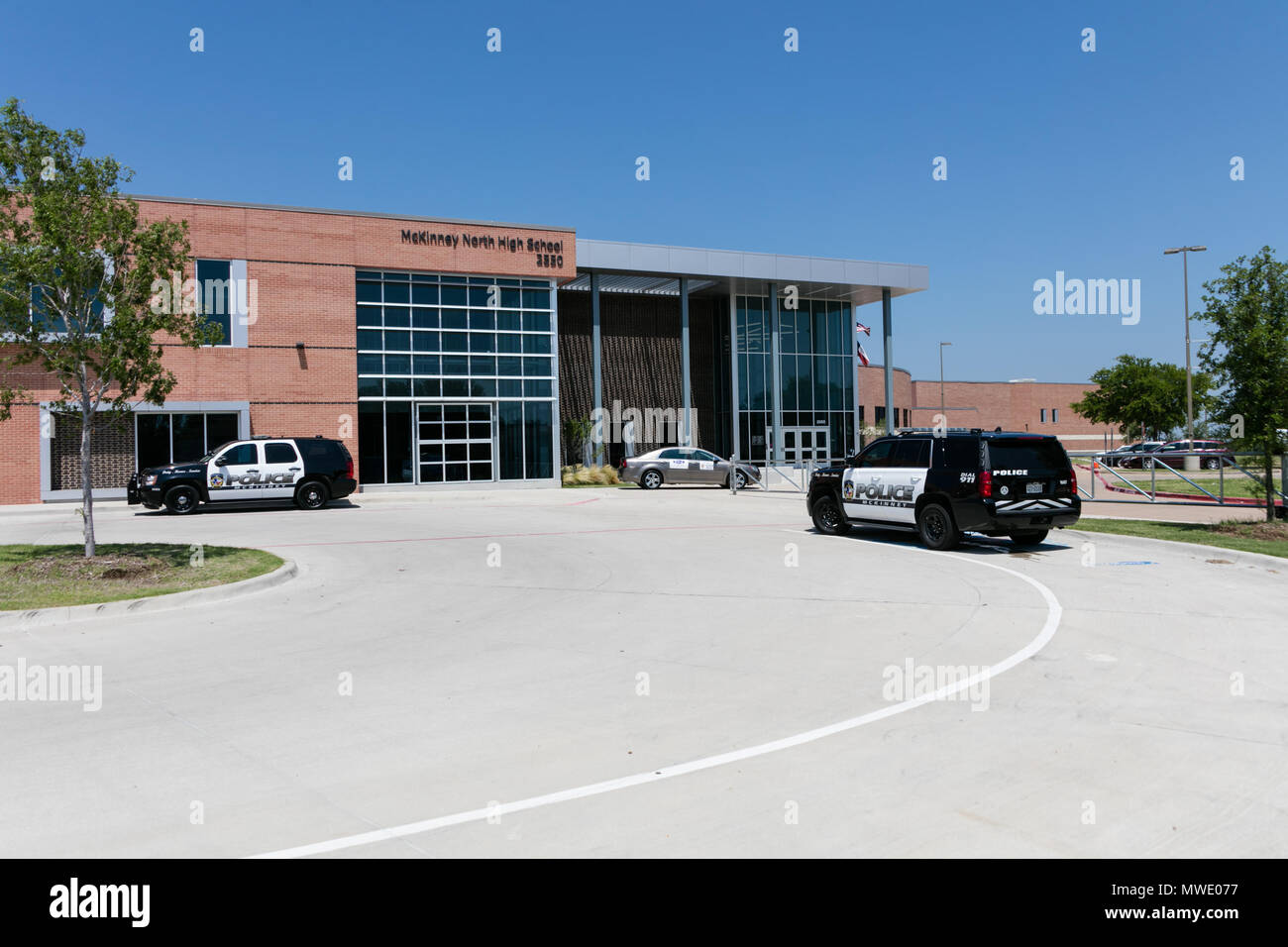 Dallas, Stati Uniti d'America. Il 1 giugno, 2018. Auto della Polizia arrivano al nord di McKinney High School, circa 60 km a nord della città di Dallas, Texas, negli Stati Uniti il 1 giugno 2018. Funzionari locali hanno confermato venerdì che uno studente di scuola superiore è morto da un auto-inflitte ferita gunshot in McKinney North High School. Credito: Tian Dan/Xinhua/Alamy Live News Foto Stock