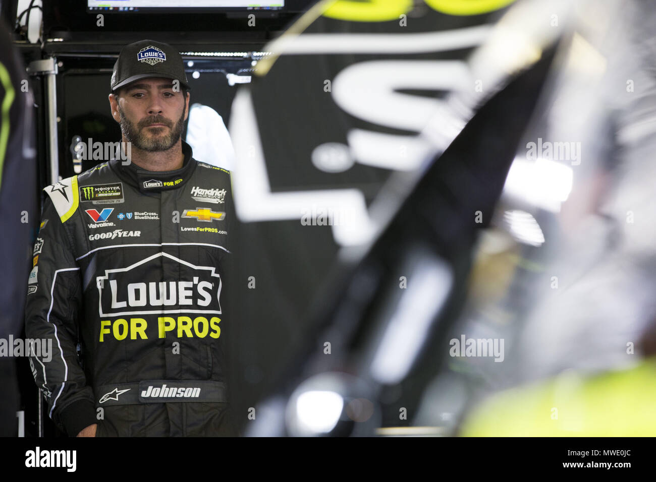 Lunga vasca, Pennsylvania, USA. Il 1 giugno, 2018. Jimmie Johnson (48) è appeso fuori in garage durante la pratica per la Pocono 400 in Pocono Raceway in lunga vasca, Pennsylvania. Credito: Justin R. Noe Asp Inc/ASP/ZUMA filo/Alamy Live News Foto Stock