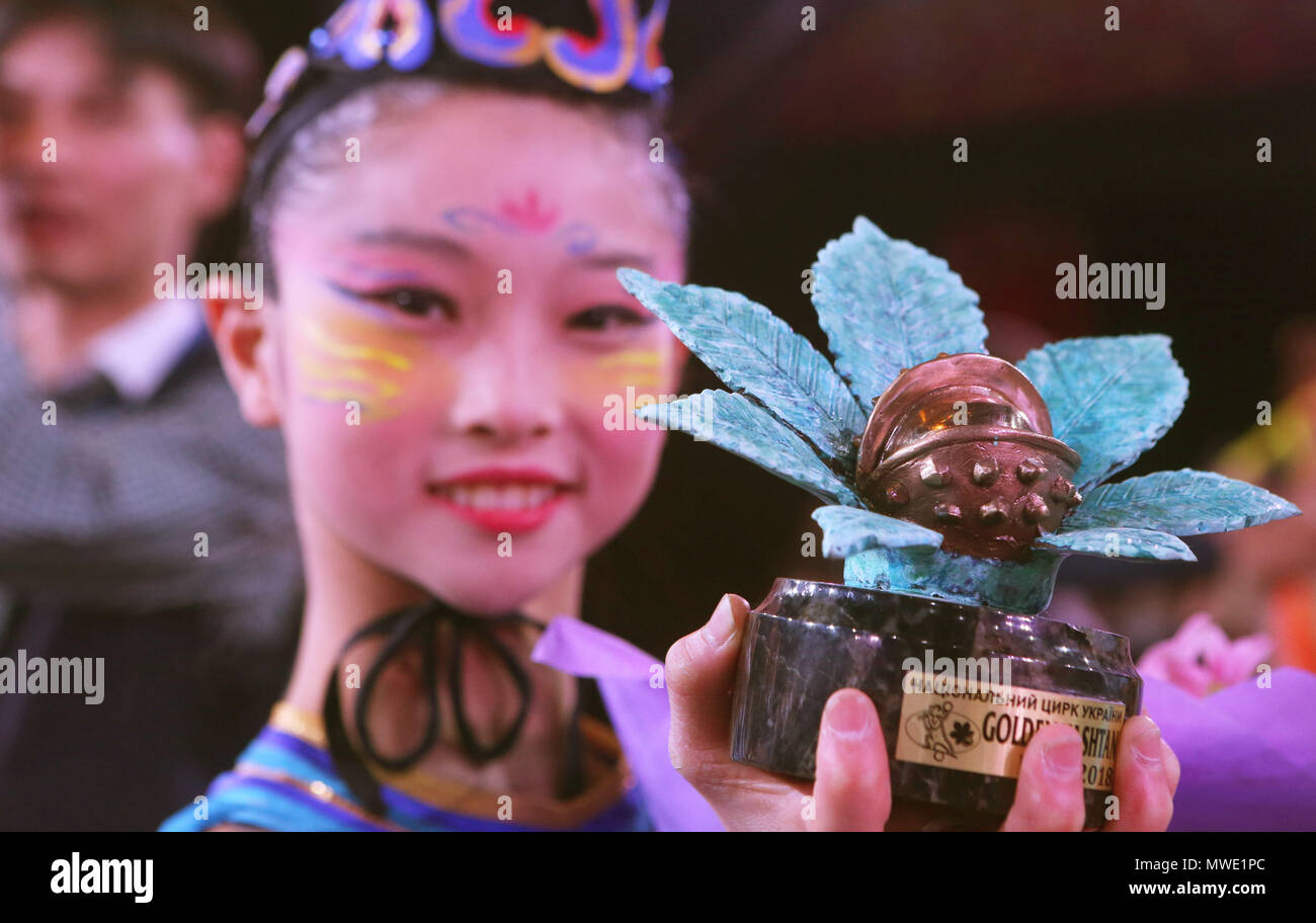 Kiev, Ucraina. Il 1 giugno, 2018. Un membro di una troupe acrobatica da centrale provincia cinese di Hunan mostra il primo premio "Golden Kashtan", della 3a Kiev International Youth Festival di Arte di circo di Kiev, in Ucraina, il 1 giugno 2018. La Troupe acrobatica dal cinese di Hunan acrobazie Teatro di Arte (HAAT) battere più di 30 partecipanti provenienti da 12 paesi in 3a Kiev International Youth Festival del Circo Arte 'Golden Kashtan", tenutasi presso il Circo nazionale dell'Ucraina (NCU). Credito: Sergey/Xinhua/Alamy Live News Foto Stock