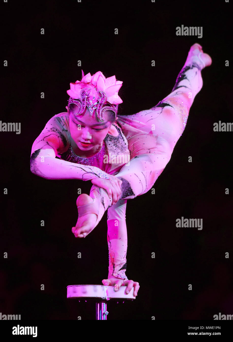 Kiev, Ucraina. Il 1 giugno, 2018. Un membro di una troupe acrobatica da centrale provincia cinese di Hunan esegue durante la 3a Kiev International Youth Festival di Arte di circo di Kiev, in Ucraina, il 1 giugno 2018. La Troupe acrobatica dal cinese di Hunan acrobazie Teatro di Arte (HAAT) battere più di 30 partecipanti provenienti da 12 paesi in 3a Kiev International Youth Festival del Circo Arte 'Golden Kashtan", tenutasi presso il Circo nazionale dell'Ucraina (NCU). Credito: Sergey/Xinhua/Alamy Live News Foto Stock