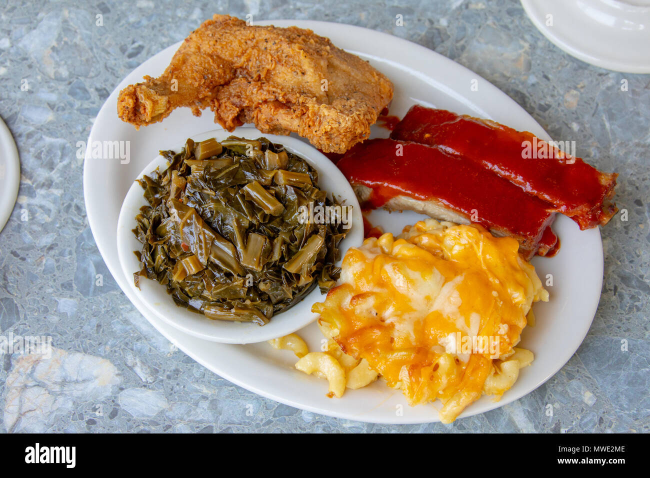 Pollo fritto, costate di manzo e maccheroni e formaggio a Sylvia di Harlem, a New York City, Stati Uniti d'America Foto Stock