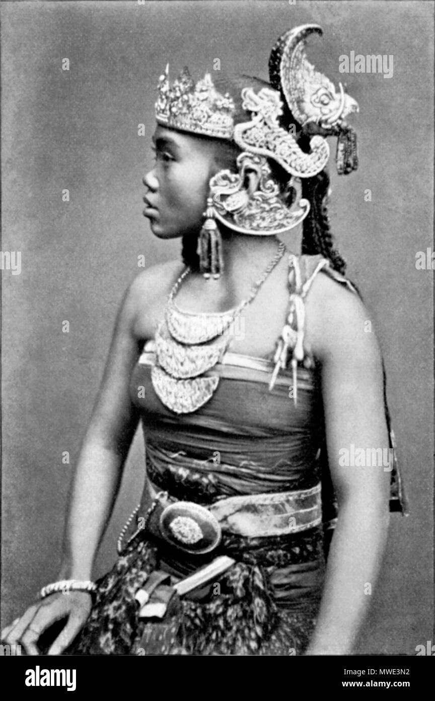 . Deutsch: Fig. 132. Srimpi am Hofe des sultani von solista. Inglese: Srimpi (vergine) alla corte del Sultano di Solo. 1904. Il dottor C. H. Stratz 207 Fig132Srimpi amHofe desSultans vonSolo Foto Stock