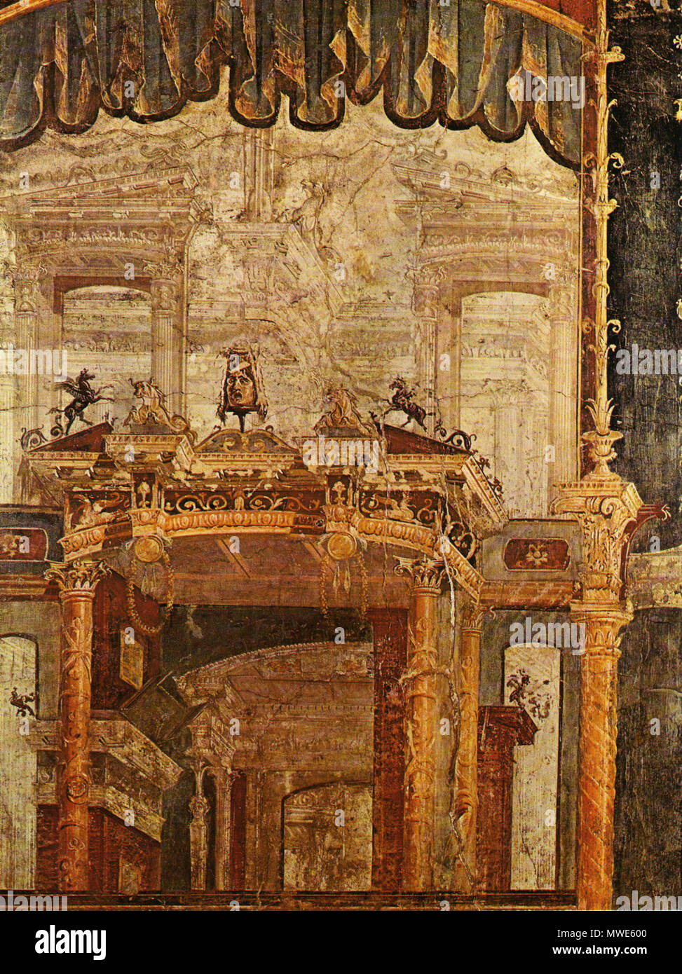 . Italiano: scenografia teatrale, Museo Archeologico Nazionale di Napoli (inv. nr. 9735). Da Ercolano, Insula Orientalis, Palestra - fastosa scenografia teatrale, con portale centrale ad edicola, con decorazioni metalliche (d'oro?) a girali e Pegasi rampanti, e mensoletta con maschera teatrale. Maggiormente in profondità vi è onu edificio colonnato con timpano spezzato. IV stile pompeiano. Wandmalerei, Ercolano . I secolo d.c. Sconosciuto 275 Herculaneum-Palestra Foto Stock