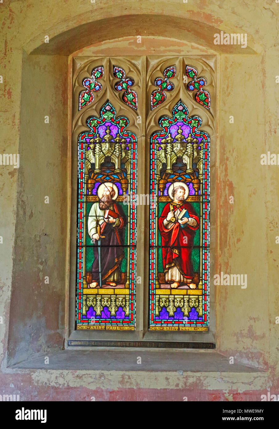 Una vetrata raffigurante San Paolo e di san Pietro nella navata della chiesa parrocchiale a Horsey, Norfolk, Inghilterra, Regno Unito, Europa. Foto Stock