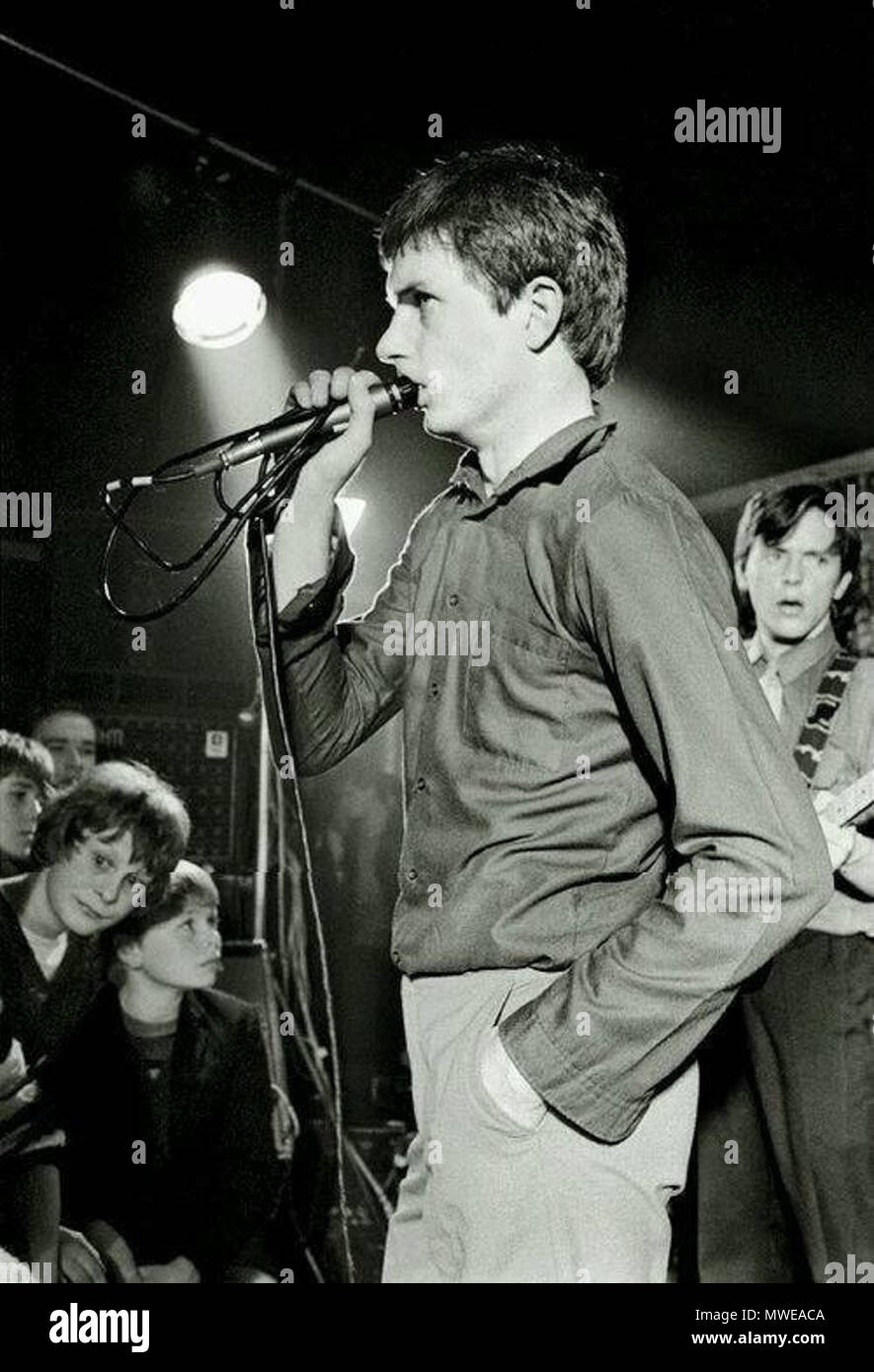 . Español: Ian Curtis en Concierto onu en 1979. Inglese: Ian Curtis live nel 1979. 1979. Martin O'Neill 290 IanCurtisSinging Foto Stock